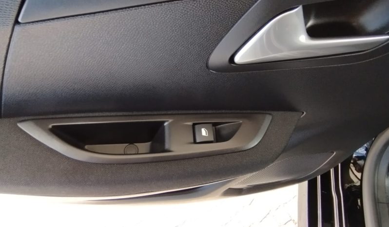 Peugeot e-208 completo