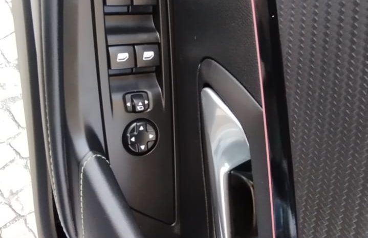 Peugeot e-208 completo
