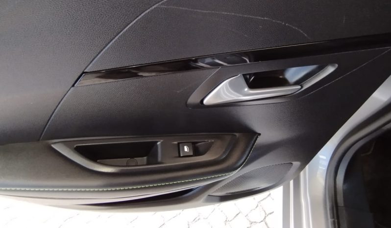Peugeot e-208 completo