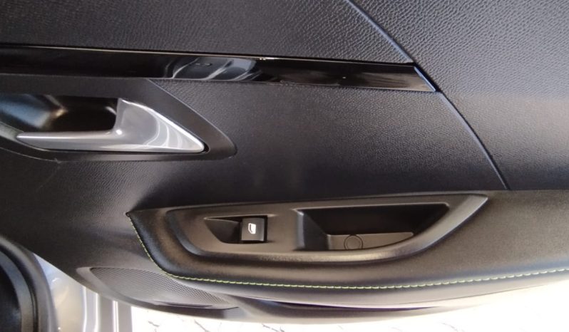 Peugeot e-208 completo