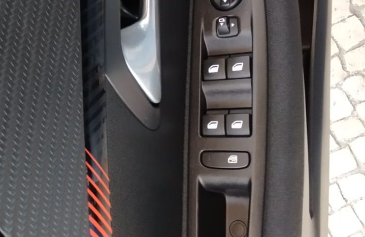 Peugeot e-208 completo