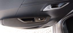 Peugeot e-208 completo