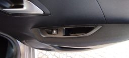 Peugeot e-208 completo
