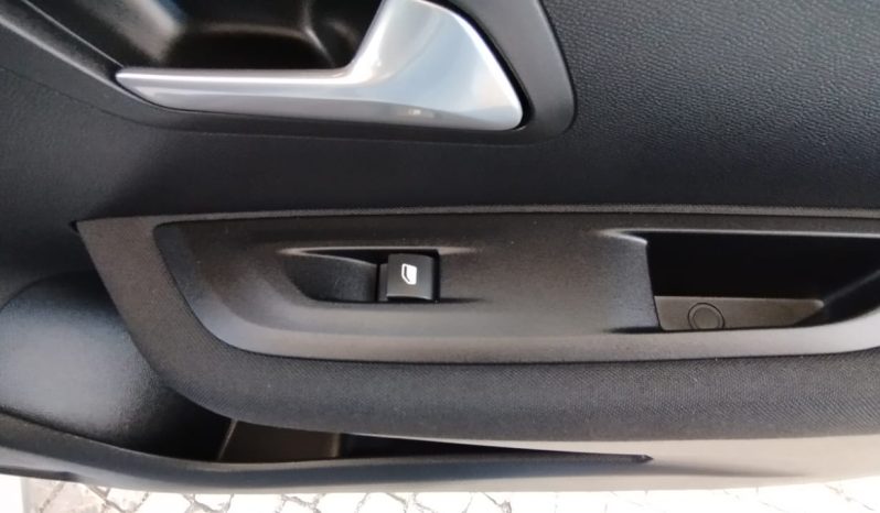 Peugeot e-208 completo