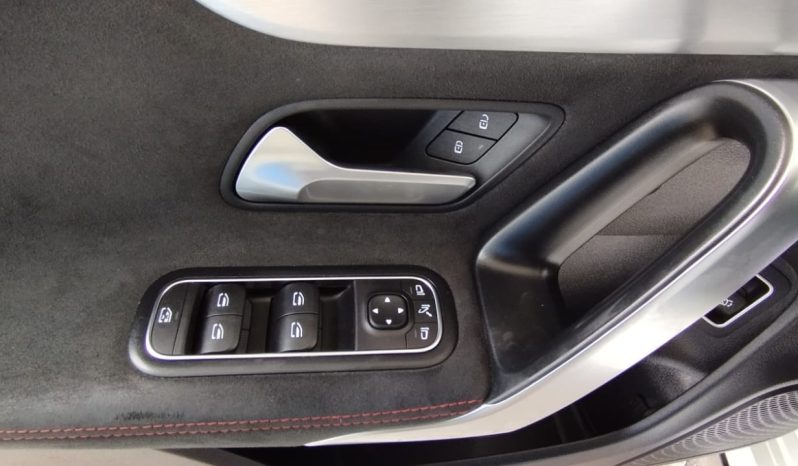 Mercedes-Benz CLA 180d AMG completo
