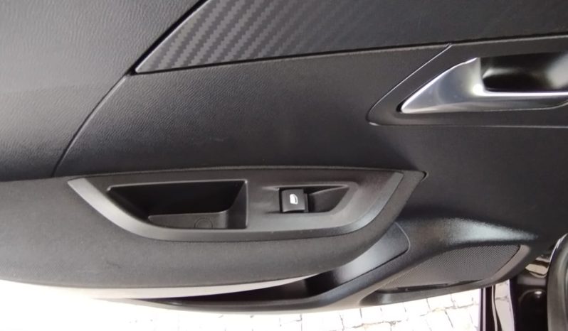 Peugeot e-2008 completo