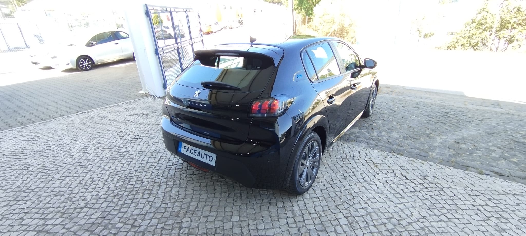 Peugeot e-208