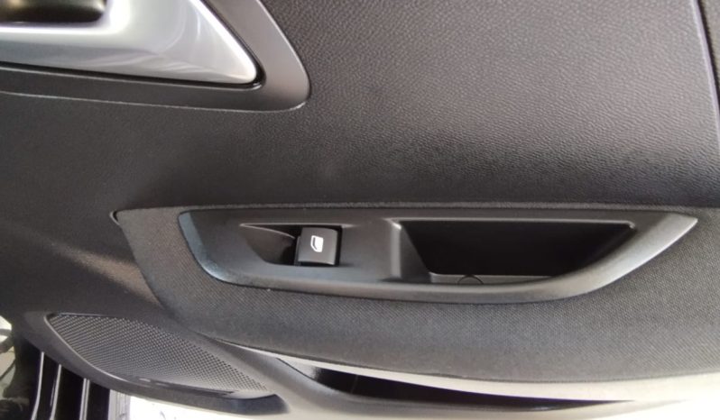 Peugeot e-208 completo
