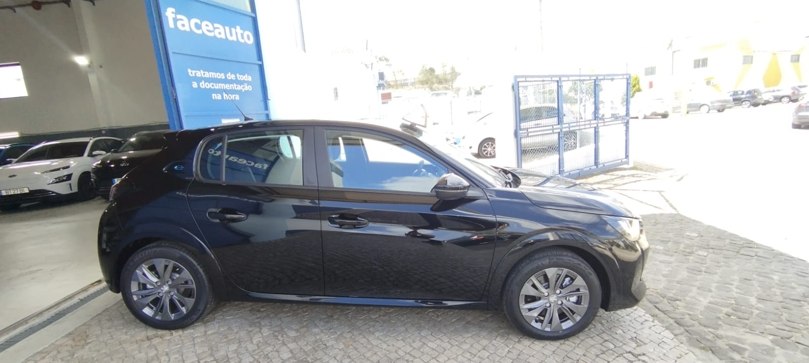 Peugeot e-208