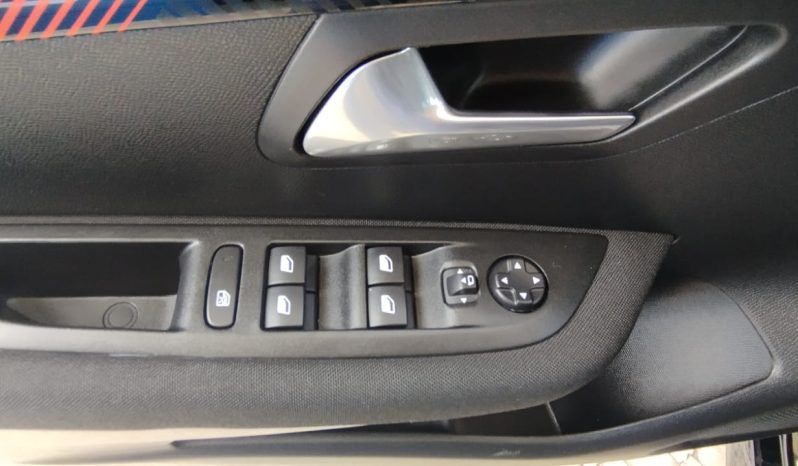 Peugeot e-208 completo