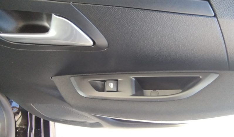 Peugeot e-208 completo