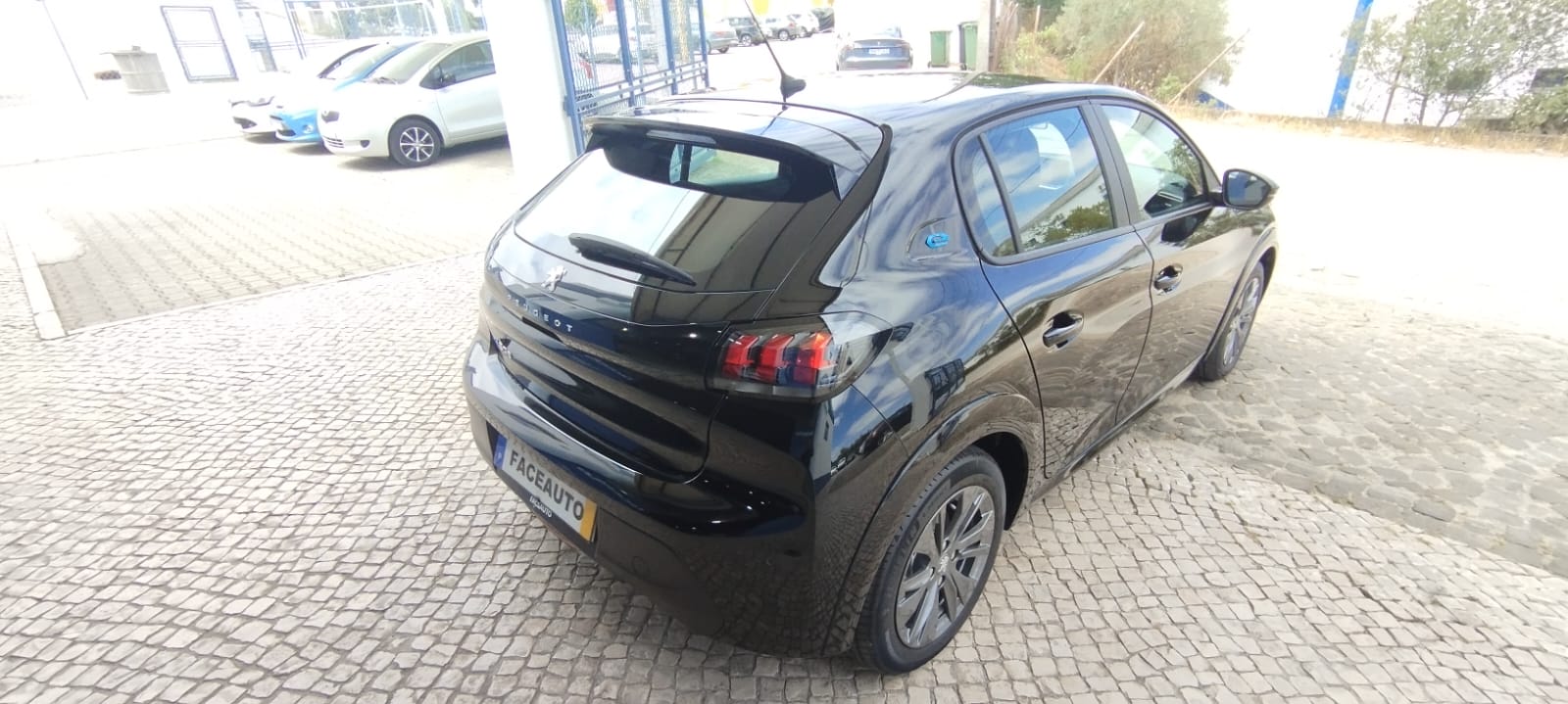 Peugeot e-208