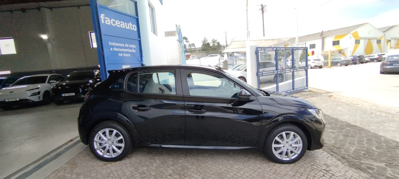 Peugeot e-208