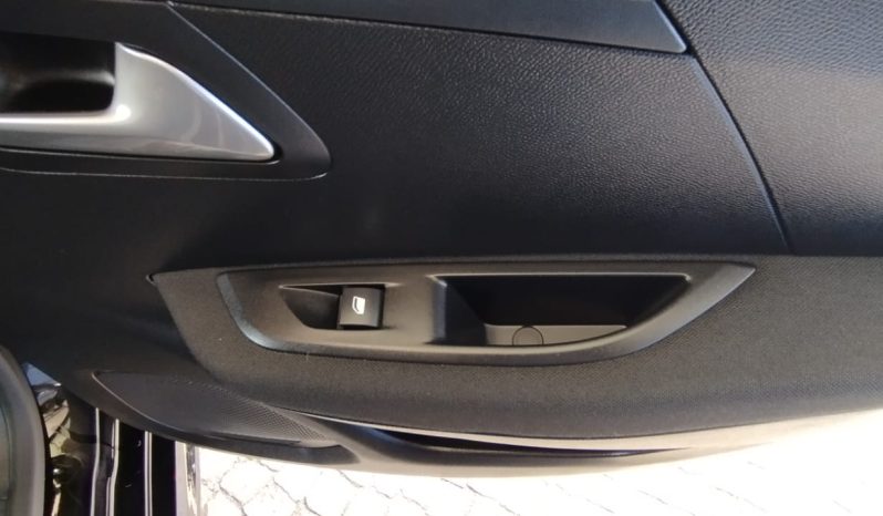 Peugeot e-208 completo