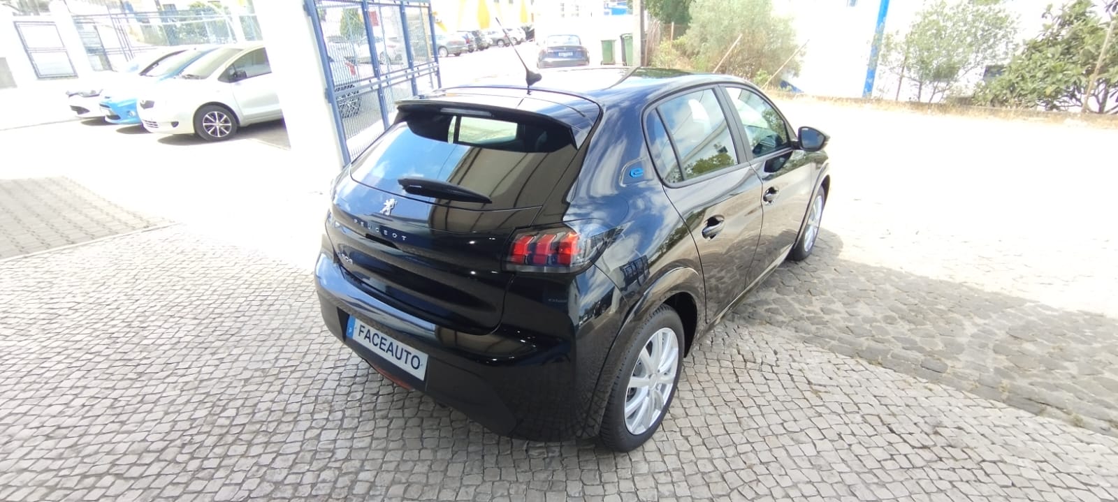 Peugeot e-208