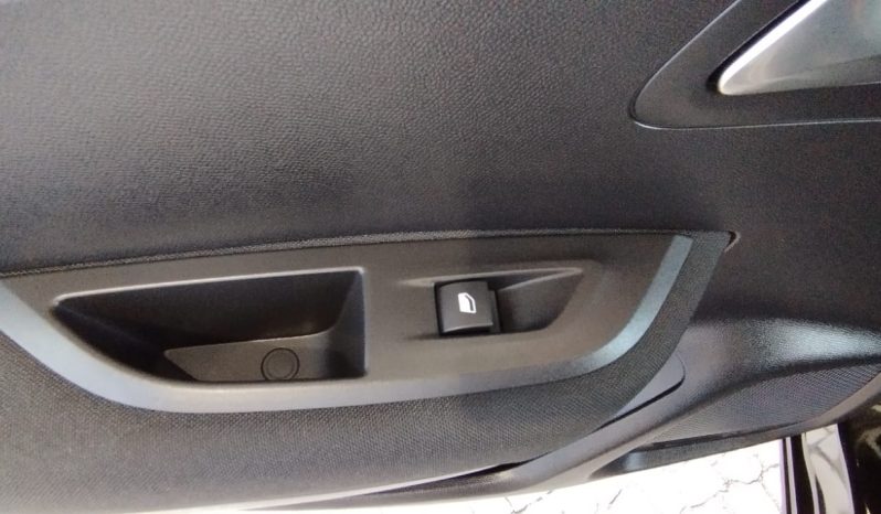 Peugeot e-2008 completo