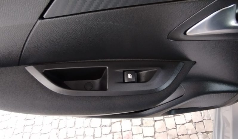 Peugeot e-2008 completo