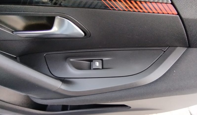 Peugeot e-2008 completo
