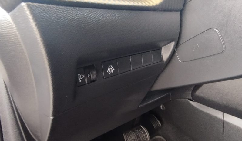 Peugeot e-208 completo