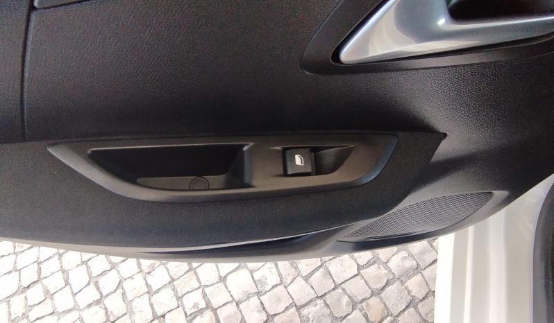 Peugeot e-208 completo