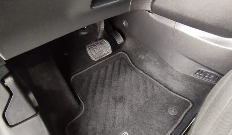 Peugeot e-208 completo