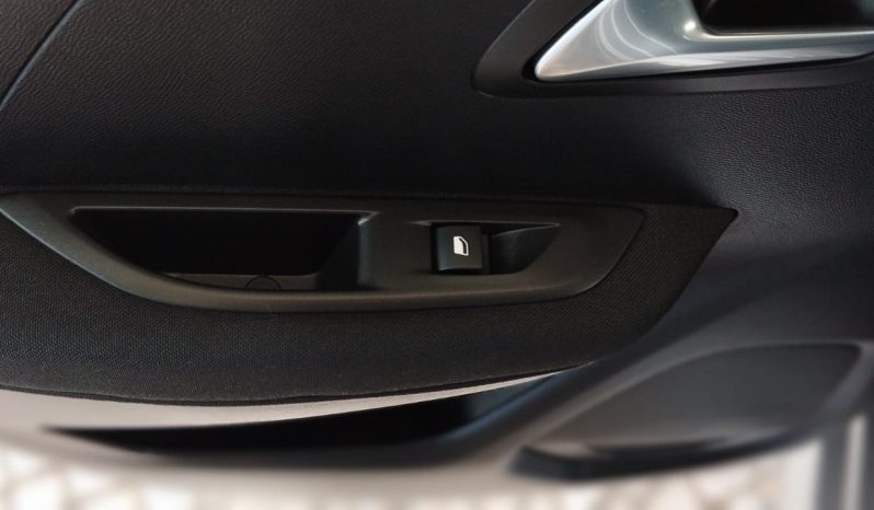 Peugeot e-208 completo