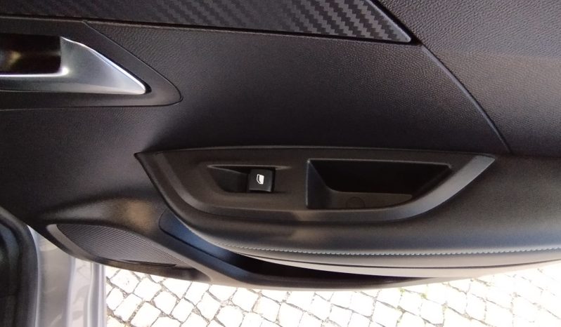 Peugeot e-2008 completo