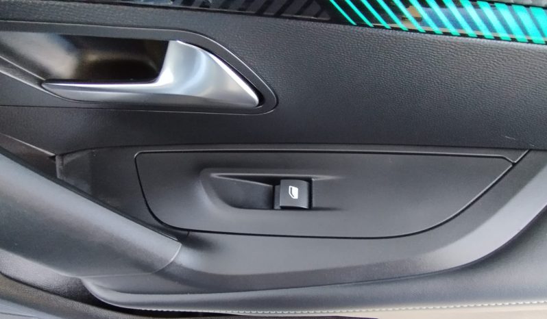 Peugeot e-2008 completo