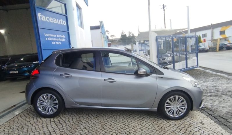Peugeot 208 completo