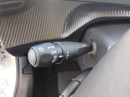 Peugeot e-208 completo