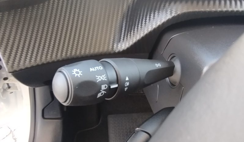 Peugeot e-208 completo