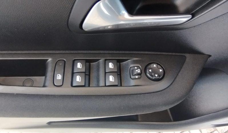 Peugeot e-208 completo