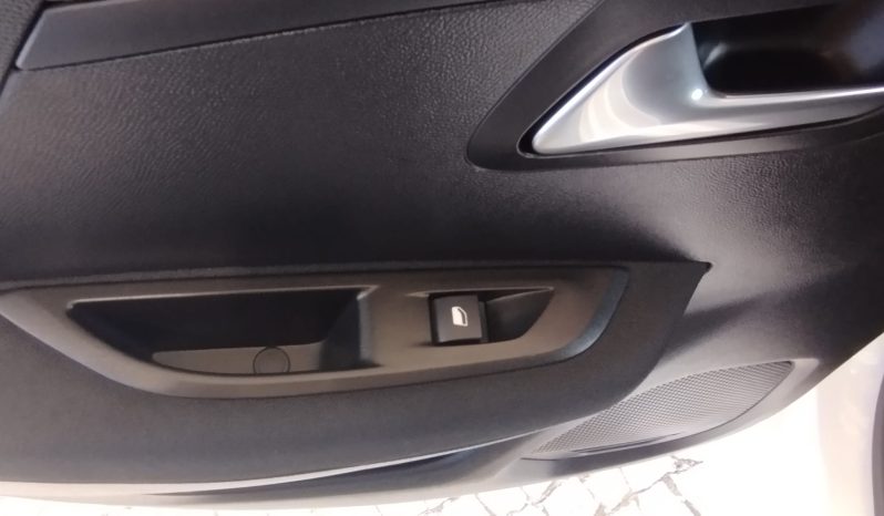 Peugeot e-208 completo