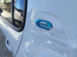 Peugeot e-208 completo