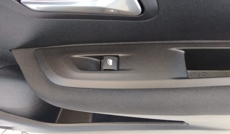 Peugeot e-208 completo