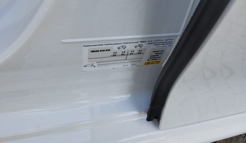 Peugeot e-208 completo