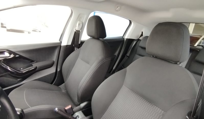 Peugeot 208 completo