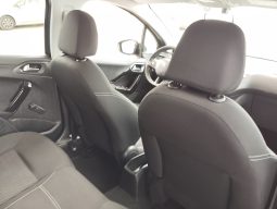Peugeot 208 completo