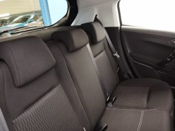 Peugeot 208 completo