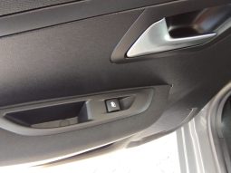 Peugeot e-208 completo