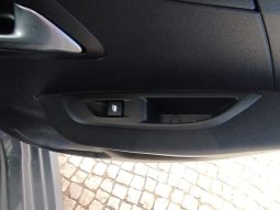 Peugeot e-208 completo