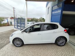 Peugeot 208 completo