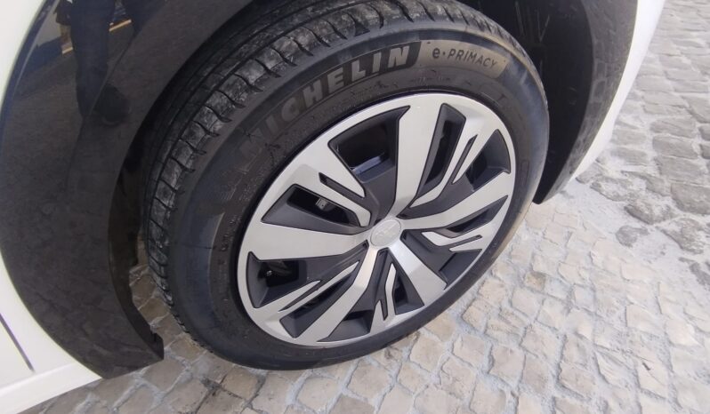 Peugeot e-208 completo