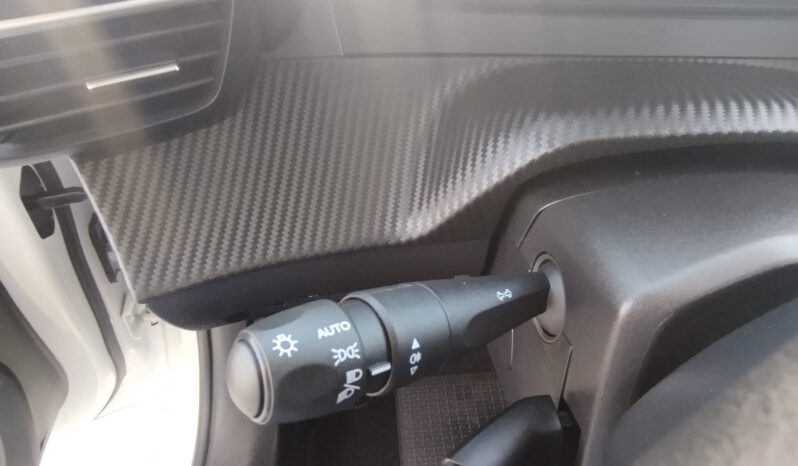 Peugeot e-208 completo