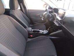 Peugeot e-208 completo