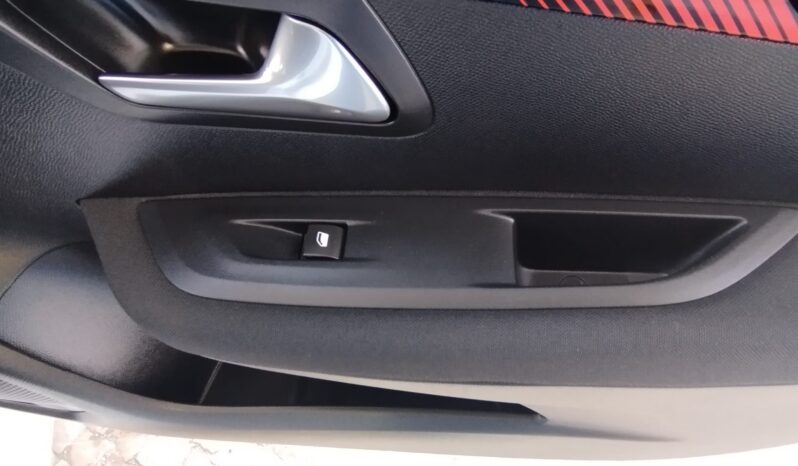 Peugeot e-208 completo