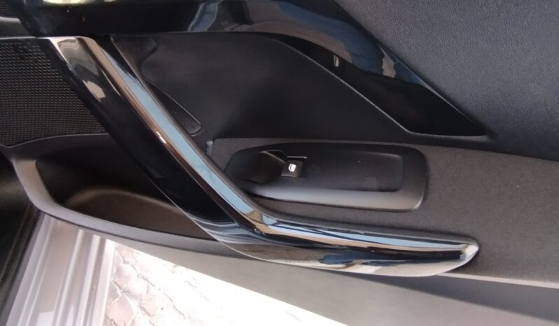 Peugeot 208 completo
