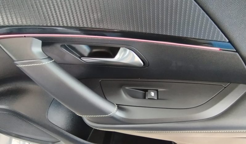 Peugeot e-2008 completo