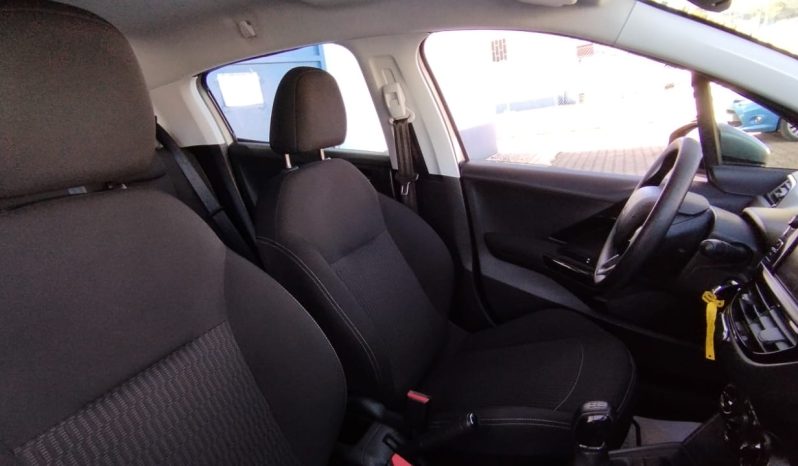 Peugeot 208 completo