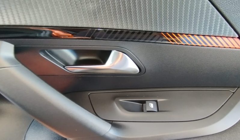 Peugeot e-2008 completo